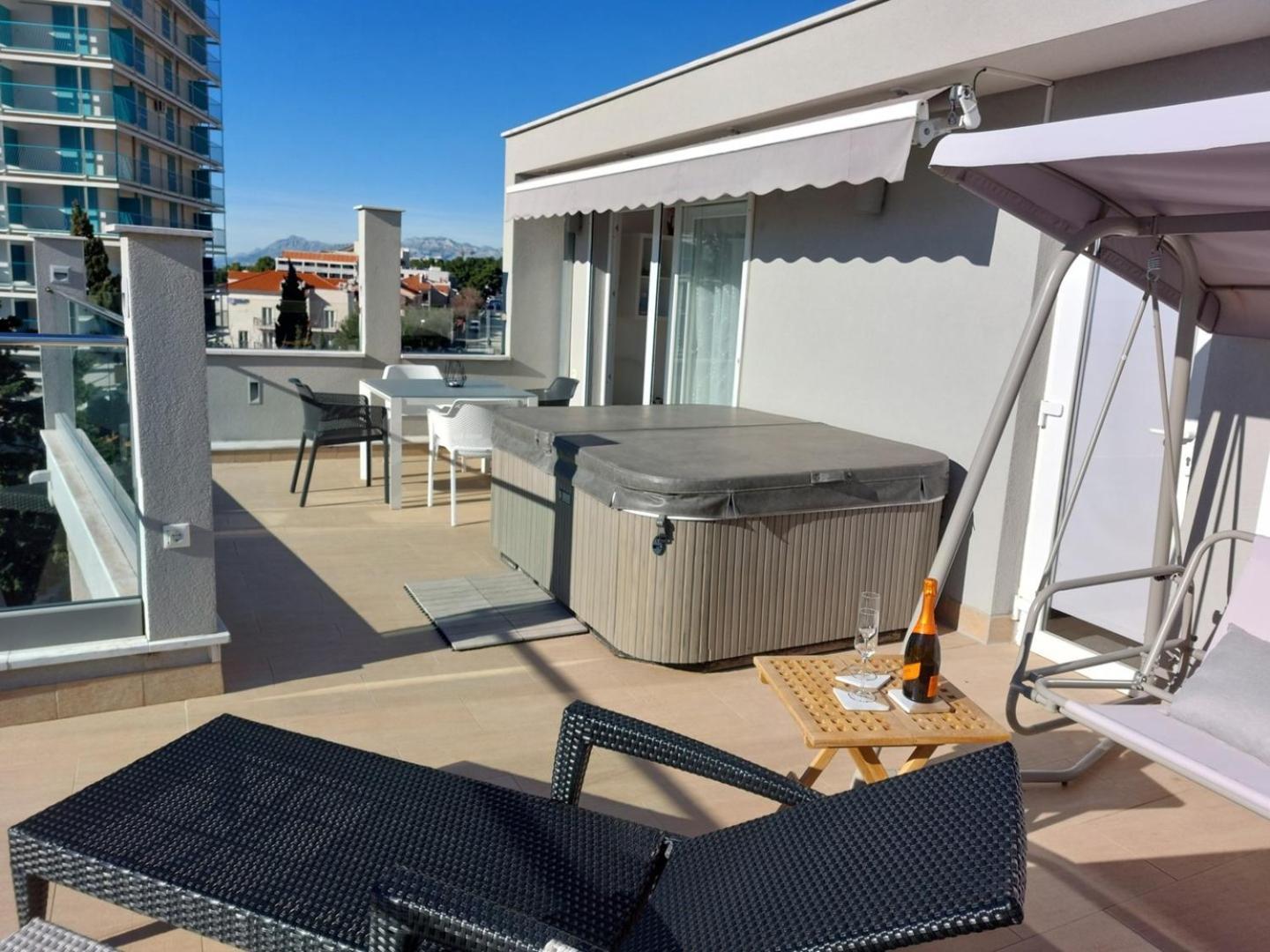 New! Lux F In Near The Sea Makarska